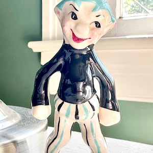 Rara statuetta di folletto realizzata a mano dallo studio WEG Pottery di New York, risalente alla metà del XX secolo.