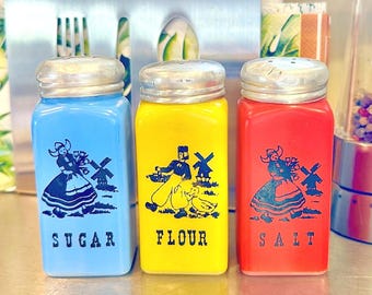 Saleros y pimenteros de vidrio opalino coloreado al horno de Hazel Atlas