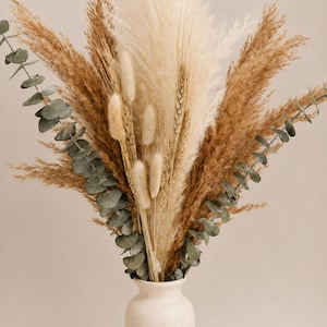 Arreglo floral de eucalipto, cola de conejo y pampas.