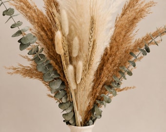 Arrangement van eucalyptus, konijnenstaart en pampasbloem.