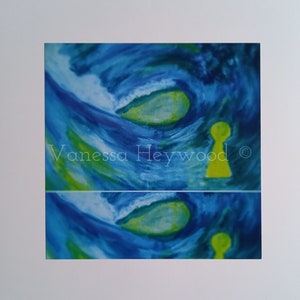 Könnte beinhalten: Abstrakte Malerei mit wirbelnden blauen und grünen Farbtönen. Eine gelbe Schlüssellochform befindet sich in der Mitte des Bildes. Der Name des Künstlers, Vanessa Heywood, ist unten in Weiß geschrieben.