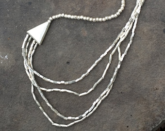 Silber Multi-Strang Perlenkette mit Dreieck Akzenten aus Äthiopien