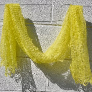 Écharpe jaune en tricot de laine provenant d&#39;Ukraine