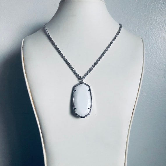 White Mussel/Pearl Silver Tone Necklace Kendra Sc… - image 7