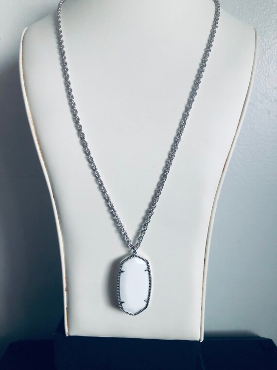 White Mussel/Pearl Silver Tone Necklace Kendra Sc… - image 9