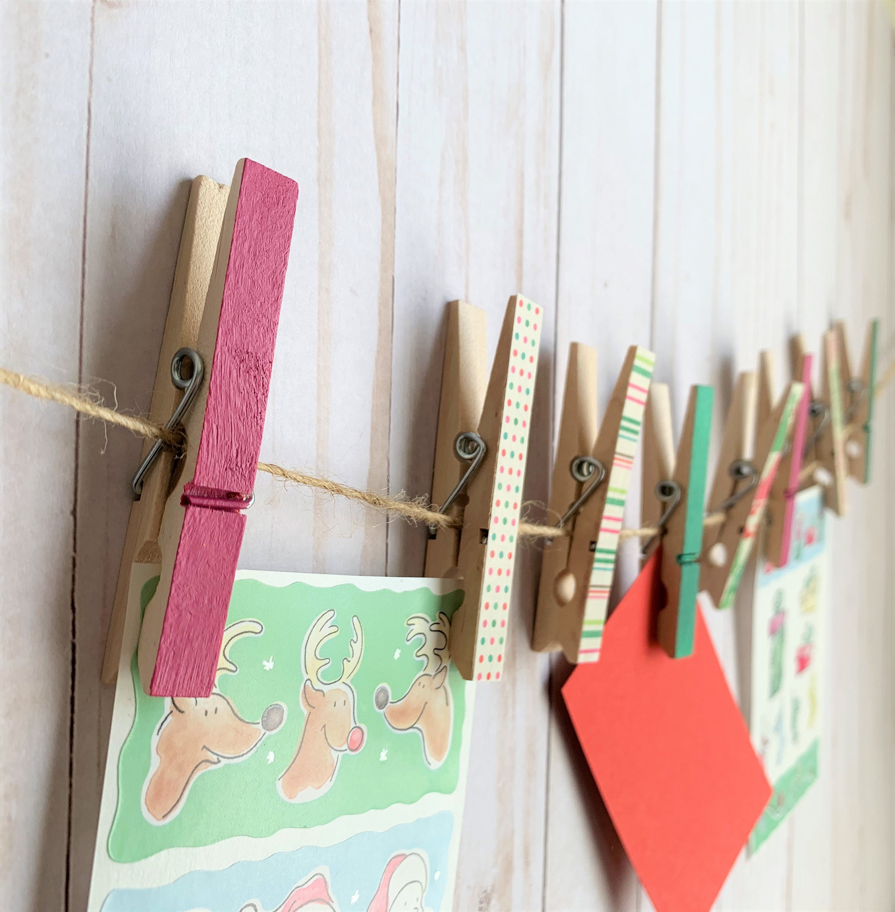 Lot De 35 Pinces à Linge En Bois Décoratives De Noël – Mini Pinces Avec Ficelle De Jute Pour Décorer Photos, Cartes Et Cadeaux