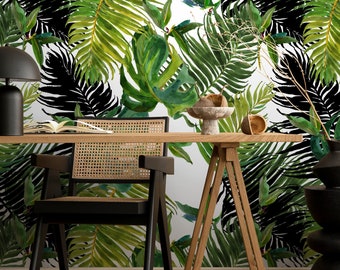 Può includere: Una scrivania in legno nero e marrone con una sedia nera e uno sfondo bianco con un motivo a foglie tropicali. La scrivania ha un piano in legno e una base a cavalletto. La sedia ha una seduta in vimini intrecciato e una struttura nera.