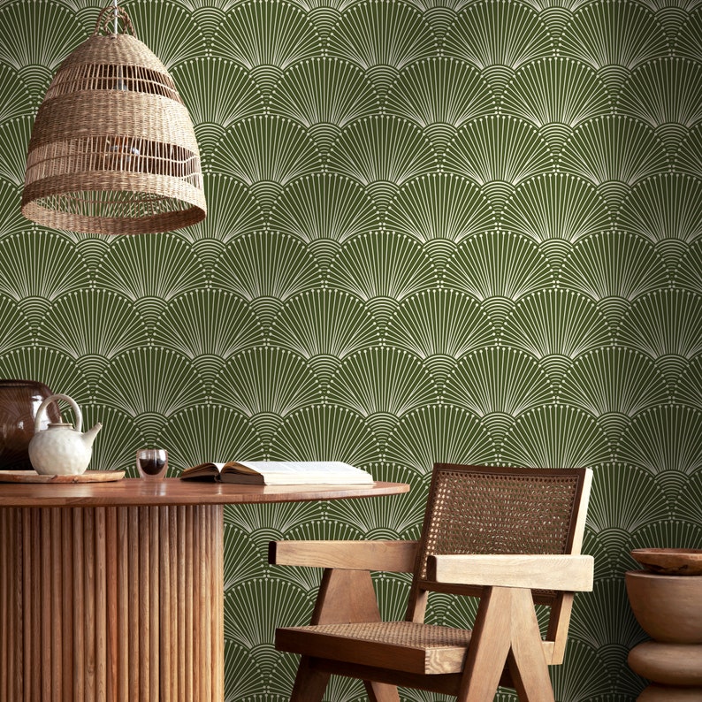K&ouml;nnte beinhalten: Eine gr&uuml;n-wei&szlig;e geometrische Tapete mit einem f&auml;cherf&ouml;rmigen Muster. Vor der Tapete steht ein Holztisch mit einem geflochtenen Stuhl und einem geflochtenen Lampenschirm.