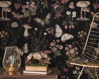 Papel pintado botánico oscuro con polillas y hongos en rosa y beige - E289