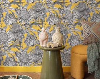 Può includere: Un tavolino da salotto in ceramica verde con piano rotondo e base larga. Il tavolino è decorato con un vaso in ceramica bianca e una statuetta in ceramica rosa. Il tavolino è davanti a un muro giallo con un motivo floreale bianco e nero.