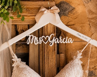 Personalized Wedding Hanger with Name & Date, Custom Bride Gift, Wooden Name Design, Bridal Shower Present, Wedding Dress Accessory