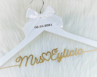 Personalized Wedding Hanger, Mrs Hanger, Bridal Hanger for Wedding Dress, Bride Hanger, Bridal Shower Gift for Wedding, Bridesmaid Gift