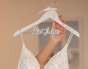 Cintre de mariage gravé d'une date | Cadeau nuptiale de douche | Mme Hanger | Cintre de mariée découpé au laser | Cadeau pour elle | Cadeau de shower de mariage pour la mariée