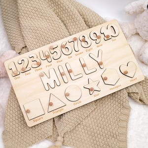 Personligt namnpussel i trä, present till pojkar och flickor, anpassade babygåvor, namnpussel med siffror, geometriska former, gravyr på baksidan bild 18