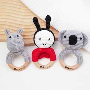 Benutzerdefinierte häkeln Babyrassel, Holz Babyrassel, Nilpferd Rassel, Marienkäfer Rassel, personalisierte Koala Rassel Geschenk für Neugeborene erste Weihnachten