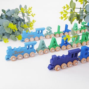 名前入り木製列車、幼児向け感覚玩具列車、赤ちゃんの誕生日プレゼント、子供向けパーソナライズギフト、初めてのクリスマスプレゼント、赤ちゃん用おもちゃ