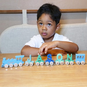 Trem de madeira personalizado para crianças, trem de brinquedos de madeira, conjunto de letras de madeira com ímãs, presente feito à mão para crianças, presente de aniversário para crianças