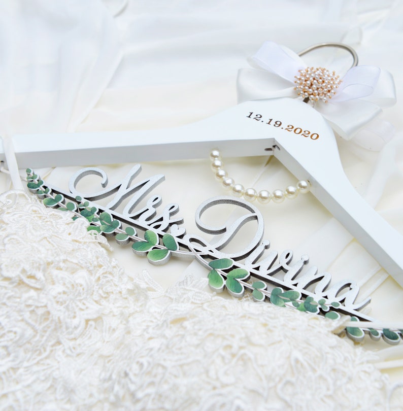 Bridal Hanger, Wedding Hanger for Bride, Personalized Wedding Gift Bridal Shower, Mrs Hanger for Wedding Dress, Bride Bridesmaid Hanger 