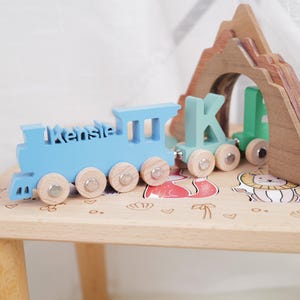 Juego de tren de madera personalizable con nombre en 3D en el motor del tren, regalo para niños pequeños y preescolares, tren de letras colorido con túnel de tren
