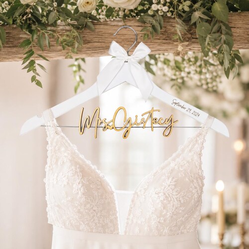 Braut Kleiderbügel mit Namen, Personalisierter Hochzeits-Kleiderbügel für Braut, Geschenk für die Braut, Frau Kleiderbügel, Braut und Bräutigam Kleiderbügel für Brautkleid