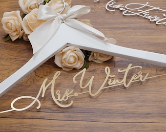 Personalisierter Kleiderbügel für die Braut, Brautkleid Kleiderbügel mit Namen und Datum, Hochzeitsgeschenke für die Braut, Benutzerdefinierte Hochzeitstag Kleiderbügel, Hochzeitsandenken
