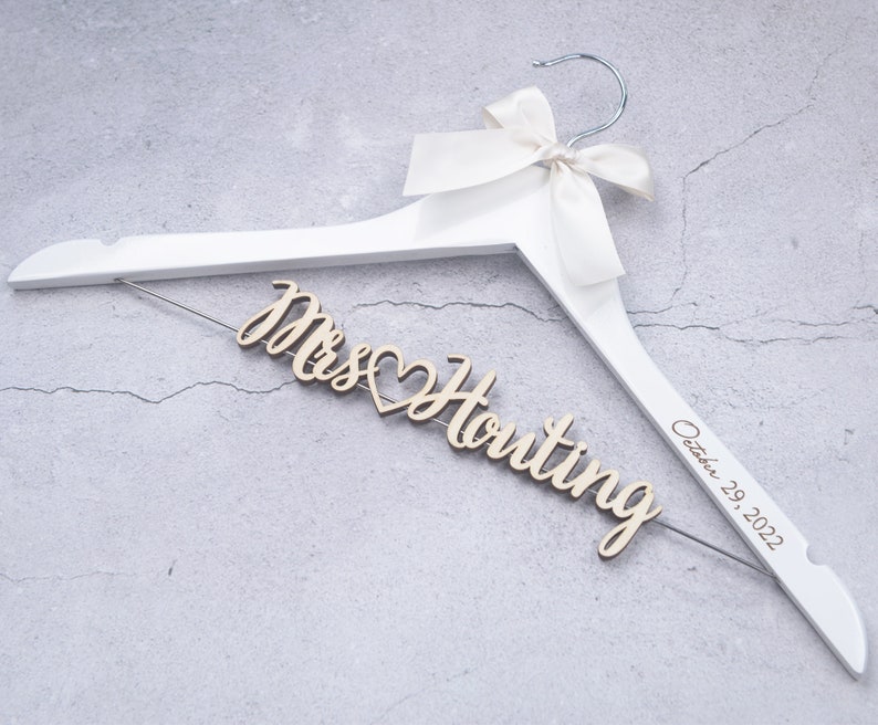 Rustic Wood Name Wedding Hanger Engraved with Date, Bridal Shower Gift to Bride, Mrs Hanger Bride Name Hanger Laser Cut, Groom Dress Hanger imagem 8