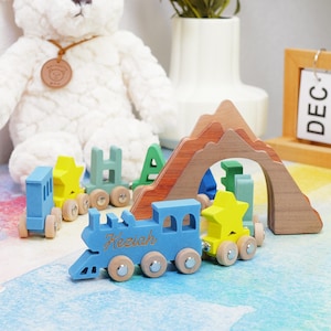 Trem de letras personalizado com túnel de montanha, letra de madeira sobre rodas, brinquedo educacional Montessori para crianças de 1+ anos, presentes de nascimento