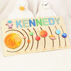 Rompecabezas de nombre con temática espacial con astronauta, rompecabezas de madera para niños pequeños, juguete de exploración astronómica, primer regalo de Navidad para niños, regalo único para niños