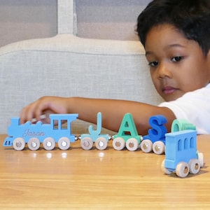 Trem de brinquedo de madeira com letras personalizadas | Presentes personalizados para bebês | Blocos de trem | Presentes de 3º aniversário para meninos | Presentes para recém-nascidos para crianças