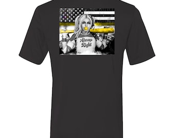 Könnte beinhalten: Ein schwarzes T-Shirt mit einem Grafikdruck auf der Rückseite. Der Druck zeigt eine blonde Figur mit Zöpfen, die eine gelbe Blase bläst und einen gelben Baseballschläger über den Schultern hält. Der Text "Always Right" ist aufgedruckt.
