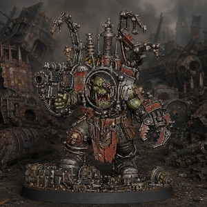 Könnte beinhalten: Eine Miniaturfigur eines gepanzerten Ork-Kriegers mit metallisch grauen und rostrot gefärbten Platten, einer großen mechanischen Klaue, einer montierten Schusswaffe und beweglichen Hydraulikarmen am Rücken, stehend auf einem schuttbedeckten Sockel.