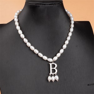 Collar de perlas, collar de Ana Bolena, colgante inicial con perlas, collar con letras de plata, regalo personalizado para mamá, regalos para novias