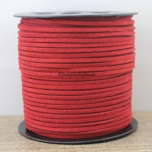 Peut inclure: Une bobine de cordon en daim rouge, enroulée étroitement autour d'une base en plastique noir. Le cordon mesure environ 3 mm de large et est idéal pour la fabrication de bijoux, l'artisanat et autres projets.