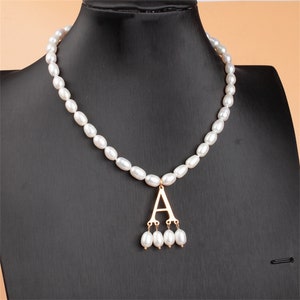 Collier Anne Boleyn, collier personnalisé bijoux pendentif initiale or collier de perles, cadeaux à personnaliser pour elle image 1