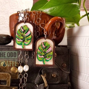 Handpainted wooden framed monstera leaf earrings.