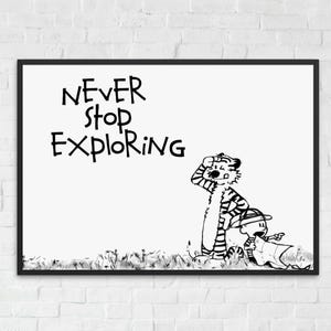 Può includere: Illustrazione in bianco e nero di Calvin e Hobbes, un ragazzo e il suo tigre, con il testo "NEVER STOP EXPLORING".