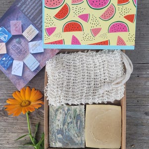 Mini scatola regalo con cassetta delle lettere - 2 saponi + 1 sacchetto per scrub + biglietto