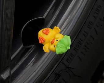 Aparcamiento junto al río para coches, motocicletas, bicicletas y bicicletas eléctricas.