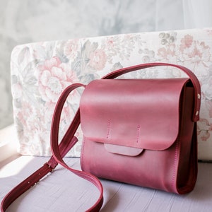 Lila Leder Crossbody Tasche Frauen Schultertasche Mini Tasche Crossbody Bag Leder Geldbörse Frau Handtasche Minimalist Tasche Leder Frauentasche Geschenk