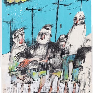 Puede incluir: Una obra de arte original en técnica mixta que presenta un grupo de figuras estilizadas bajo un cielo azul con postes de electricidad. La obra utiliza una combinación de tinta y acuarela, con pinceladas y salpicaduras visibles. Las figuras tienen rasgos exagerados y visten ropa sencilla.
