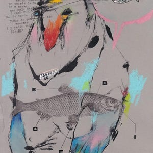 Puede incluir: Obra de arte abstracta con una ilustración de pez sobre fondo gris texturizado. La imagen incluye texto en español, trazos de pintura coloridos y áreas etiquetadas. El pez es el foco central, con un estilo dibujado a mano.