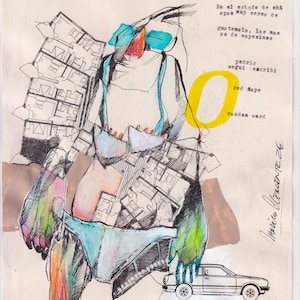 Puede incluir: Obra de arte en técnica mixta que presenta una figura compuesta por planos arquitectónicos, que lleva un bikini azul claro y un sujetador. La obra de arte incluye un "0" amarillo, texto y una ilustración de un coche. La paleta de colores incluye azul, verde, rojo y marrón.