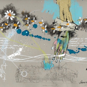 Puede incluir: Ilustración abstracta con una mano que se extiende hacia una taza azul. La obra de arte incluye margaritas blancas, abejas y salpicaduras de pintura azul sobre un fondo gris. También hay texto y las letras "A1".