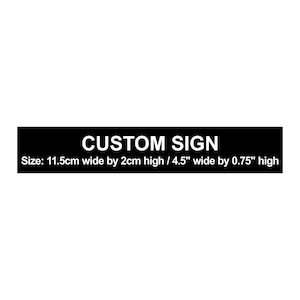 Może przedstawiać: Czarno-biały znak z tekstem "CUSTOM SIGN" i wymiarami "Rozmiar: 11,5 cm szerokości x 2 cm wysokości / 4,5" szerokości x 0,75" wysokości"