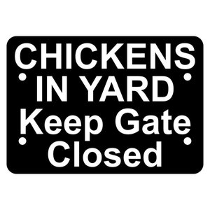Puede incluir: Un letrero en blanco y negro con el texto "CHICKENS IN YARD Keep Gate Closed".