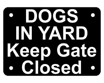Letrero/Placa con letrero: "Perros en el patio, mantenga la puerta cerrada"