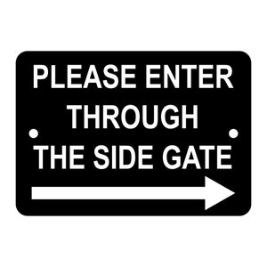 Könnte beinhalten: Ein schwarz-weißes Schild mit dem Text "PLEASE ENTER THROUGH THE SIDE GATE" und einem weißen Pfeil, der nach rechts zeigt.