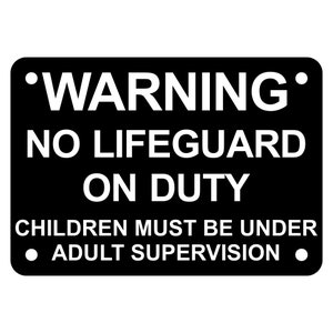 Op de afbeelding: Zwart-wit waarschuwingsbord met de tekst "WARNING NO LIFEGUARD ON DUTY CHILDREN MUST BE UNDER ADULT SUPERVISION".