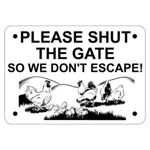 Puede incluir: Un cartel en blanco y negro con el texto "PLEASE SHUT THE GATE SO WE DON'T ESCAPE!" y una imagen de dibujos animados de una gallina y pollitos.