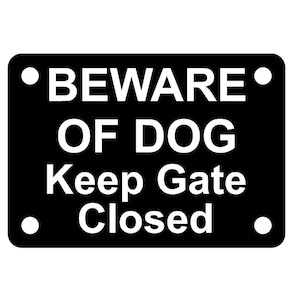 Op de afbeelding: Een zwart-wit bord met witte tekst die "BEWARE OF DOG Keep Gate Closed" luidt.